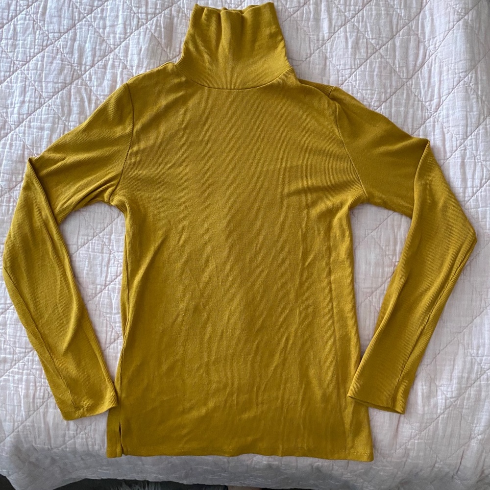 Mustard yellow long sleeved turtle neck shirt